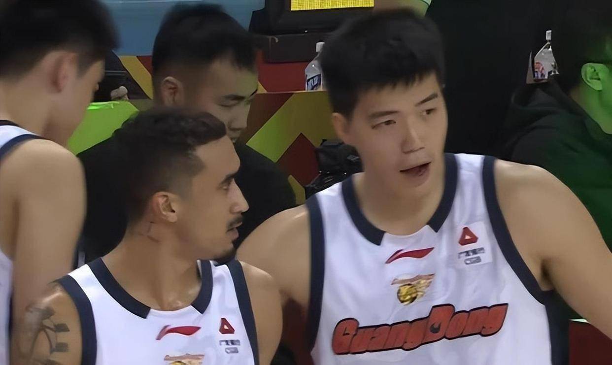 赛后费耶诺德状态回暖广厦男篮围绕欧联外线爆发，这操作让人直呼：山东泰山关键时刻更衣室发声(弗格或将加盟山东高速男篮)