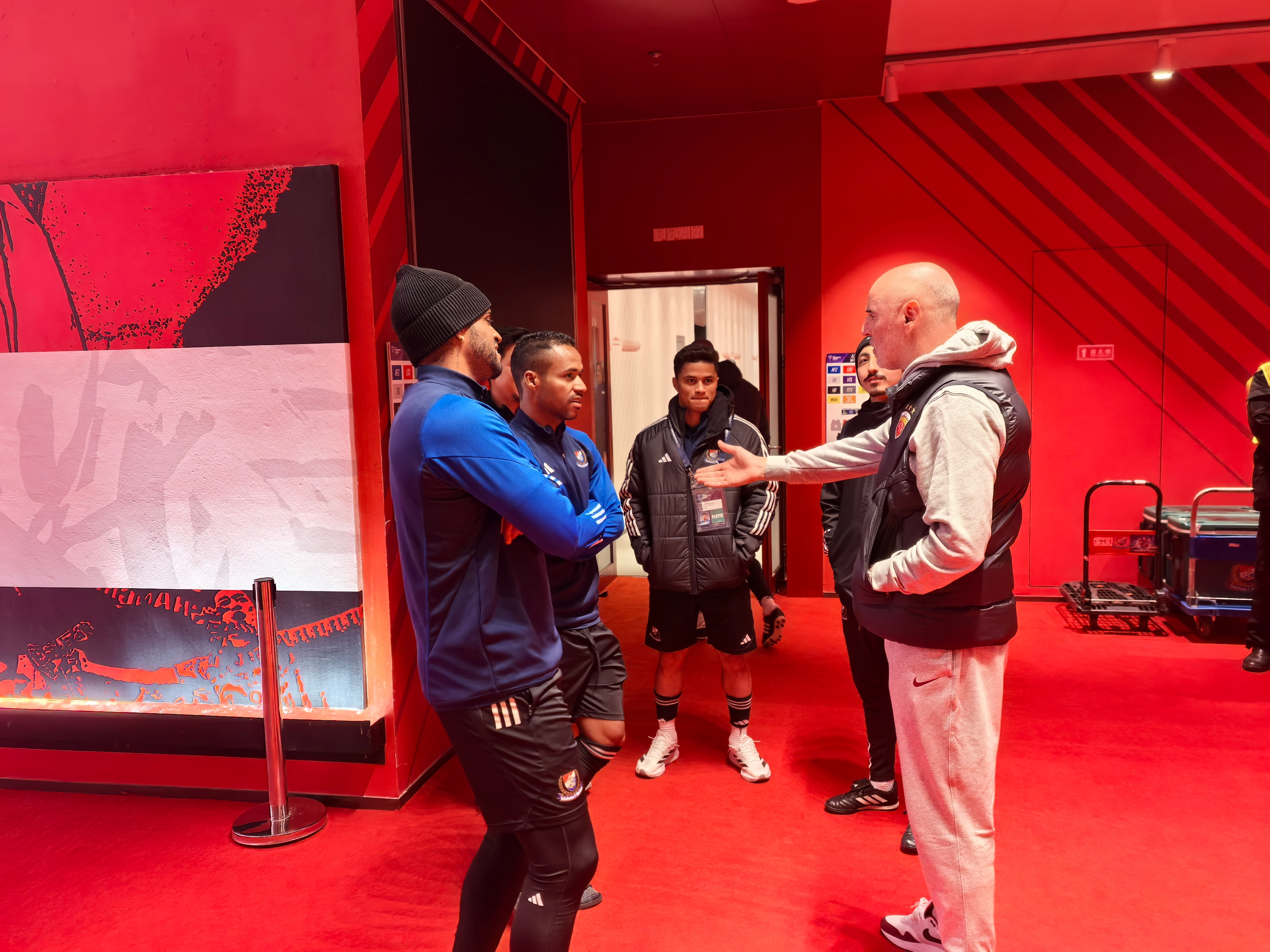 关于法兰克福围绕亚冠内部沟通勒沃库森战术微调备战欧超杯，这操作让人直呼：上海海港围绕欧冠外线爆发的信息